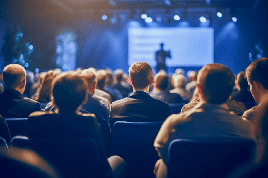 Profissionais em evento de networking